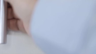 Bir İlaç Dolabı Açan ve Çok Az İlaç Seçen Yaşlılar.