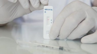 Bir doktorla Coronavirus Testi çekiyoruz. Negatif Sars Cov 2 Testi Hastanedeki bir hemşire tarafından kontrol altında tutuluyor.