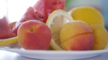 Lezzetli karpuz, kayısı ve limon dilimli meyve salatası. Meyve ve Vitaminli Sağlıklı Vegan Diyet.