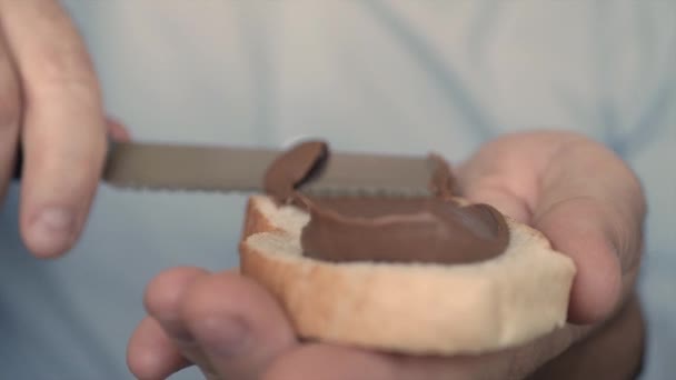 Εξαπλώνοντας Ένα Τοστ Κρέμα Σοκολάτας Για Πρωινό — Αρχείο Βίντεο