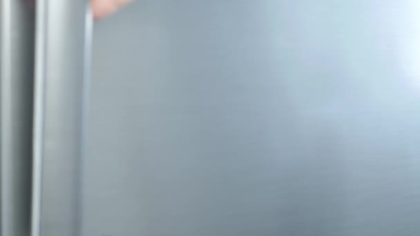 Холодный Арбуз Нарезанный Две Части Полках Холодильника Вкусный Свежий Арбуз — стоковое видео