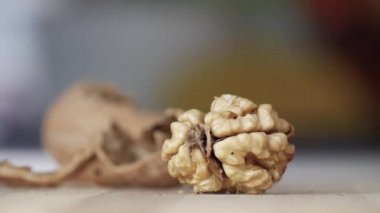 Yakın plan Çekim Masadan Çatlamış Ceviz Seçme. Lezzetli ve Lezzetli bir organik gıda olan Elle açılmış fındıklar..
