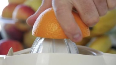 Taze Portakal Suyu Yapan Adam Portakal Meyvesi sıkıyor, Organik ve ferahlatıcı bir içecek İçi Vitamin dolu.