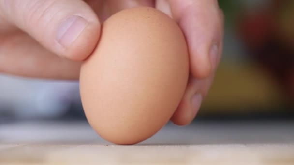 Close Shooting Man Breaking Boiled Chicken Egg Para Café Manhã — Vídeo de Stock