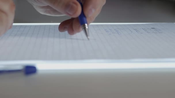 Adamı Yazıyor Muhasebe Hesapları Yapıyor Ofis Işi Işık Tahtasına Kalem — Stok video