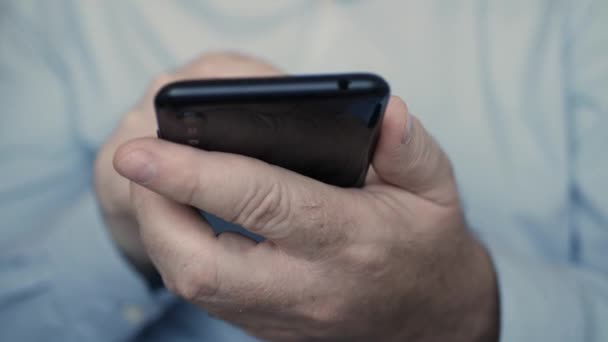 Affärsman Sms Mobiltelefon Bläddrar Bland Internetsidor Med Hjälp Smartphone Man — Stockvideo