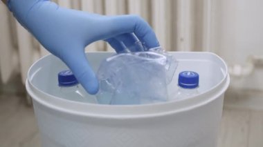 Çöp kutusunda toplanan kullanılmış ve boş plastik şişeler. Plastik Atık Geri Dönüşümü, Toplama ve Yeniden Kullanım.