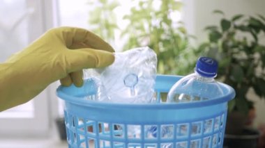 Çöp kutusunda toplanan kullanılmış ve boş plastik şişeler. Plastik Atık Geri Dönüşümü, Toplama ve Yeniden Kullanım.