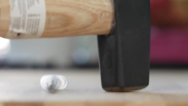 Zerkleinern Einer Gebrauchten Spritze Mit Einem Hammer Plastic Medical Equipment — Stockvideo
