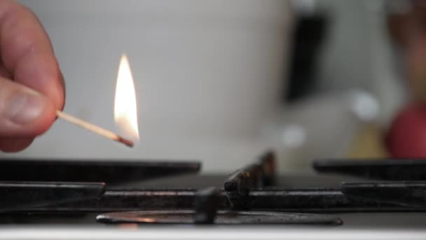 Iluminando Llama Estufa Cocina Abriendo Gas Usando Fósforo Luminoso Hombre — Vídeos de Stock