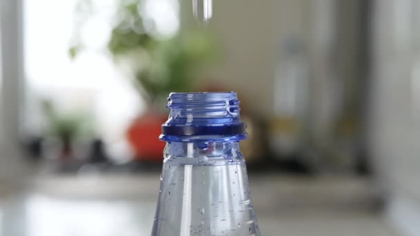 Eine Plastikflasche Tropfen Für Tropfen Mit Wasser Füllen Wasserreserven Zum — Stockvideo