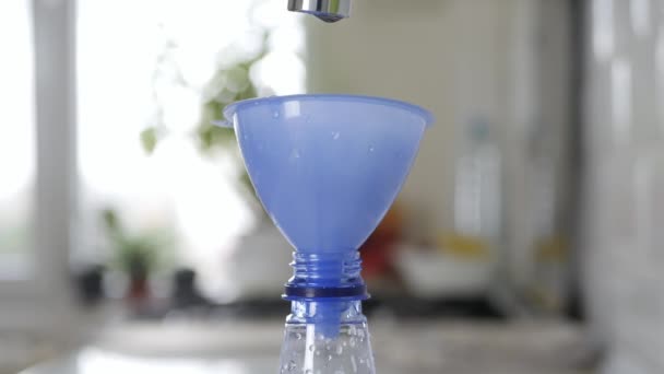Заповнення Краплі Пластикової Пляшки Прісною Водою Допомогою Воронки Створення Резерву — стокове відео