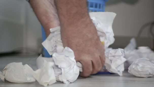 Használt Gyűrött Papírlapokat Rakni Egy Szemetesbe Papírhulladék Gyűjtése Papírszemét Gyűjtése — Stock videók