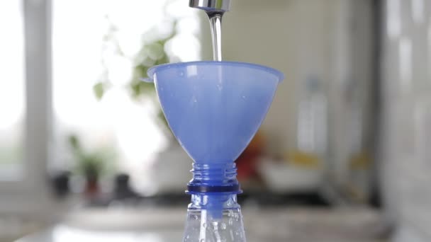 Llenar Una Botella Plástico Con Agua Dulce Usando Embudo Plástico — Vídeo de stock