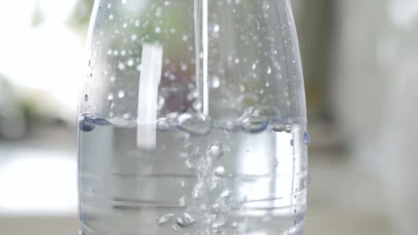 Eine Plastikflasche Mit Süßwasser Füllen Wasserreserven Zum Empfänger Machen Wasserwirtschaftliches — Stockvideo