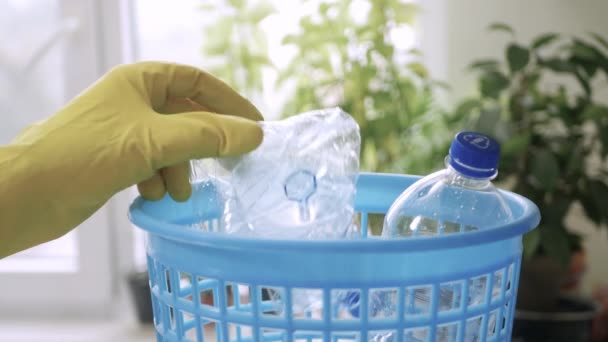 Bottiglie Plastica Usate Vuote Raccolte Cestino Riciclaggio Dei Rifiuti Plastica — Video Stock