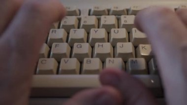 Bir Klavye ve Bilgisayar Programcısı ile PC 'de Kod Satırı Yazarak Çekimi Kapat. Eller Pc Klavyesine Mesaj Yazıyor.