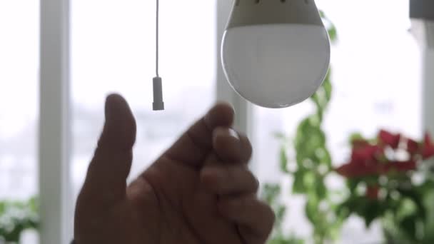 Das Licht Einem Raum Mit Einem Schalter Einschalten Eine Person — Stockvideo