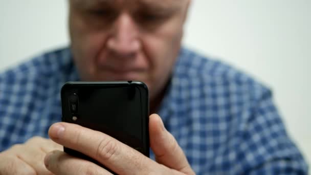 Bir Cep Telefonu Kullanarak Hayal Kırıklığına Uğramış Kişiler Gönderme Okuma — Stok video