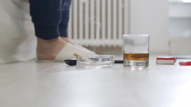 Ηλικιωμένος Κακές Συνήθειες Κατεβείτε Από Κρεβάτι Καπνίστε Ένα Τσιγάρο Και — Αρχείο Βίντεο