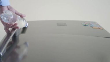 Susamış kişi kapıyı açar ve bir şişe taze ve soğuk su alır..