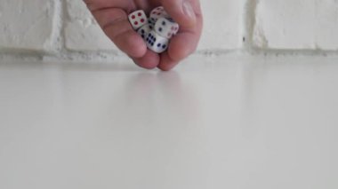 Kumar, bahis ve kazanma. Tek kişi Dices 'la oyun oynuyor. Kumar, Kazan ve Kaybet Dices 'la Oynamak.