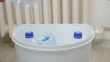 Çöp kutusunda toplanan kullanılmış ve boş plastik şişeler. Plastik Atık Geri Dönüşümü, Toplama ve Yeniden Kullanım.