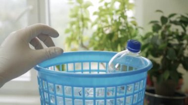 Çöp kutusunda toplanan kullanılmış ve boş plastik şişeler. Plastik Atık Geri Dönüşümü, Toplama ve Yeniden Kullanım.