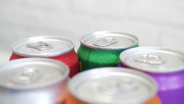 Várias Bebidas Refrescantes Frias Doces Carbonatadas Tiro Com Refrescante Pop — Vídeo de Stock