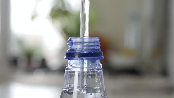 Eine Plastikflasche Mit Süßwasser Füllen Wasserreserven Zum Empfänger Machen Wasserwirtschaftliches — Stockvideo