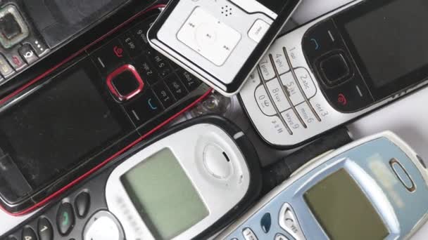 不同类型的用过的手机 旧流动电话可成为污染环境的塑料和金属来源 — 图库视频影像