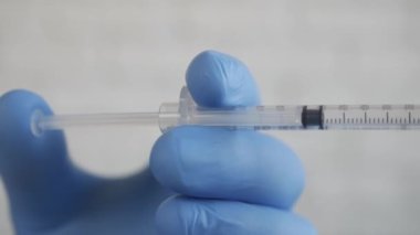 Doktor 'un Eli Sterilize Şırıngayla Aşı Yapıyor. Virüs Küresel Salgınında Bağışıklık Konsepti, Aşı Kampanyası.