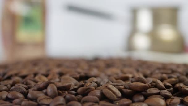 Close Schieten Met Gearomatiseerde Gebrande Koffiebonen Aromatische Verse Gebrande Koffie — Stockvideo