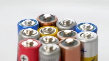 Kullanılmış ve tüketilmiş şarj edilebilir ve Alkali piller. Batarya kirliliğin kaynağı olabilir. Elektrik Teknolojisinin Geri Dönüşümü.
