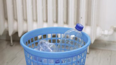 Çöp kutusunda toplanan kullanılmış ve boş plastik şişeler. Plastik Atık Geri Dönüşümü, Toplama ve Yeniden Kullanım.