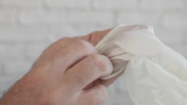 Doktor Sterilize Koruyucu Eldivenleri Tıbbi Müdahale İçin Hazırlıyor. Hemşire Eldiven Giyiyor..