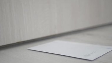 Kapı girişinden posta teslimatı alan kişi. Kapının Önündeki Postacının Bıraktığı Mektupları Almak. Posta Teslimatı.