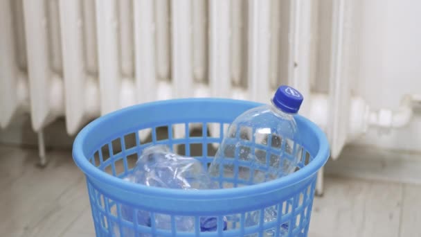 Gebrauchte Und Leere Plastikflaschen Werden Einem Mülleimer Gesammelt Recycling Von — Stockvideo