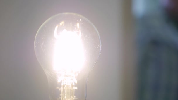 Wazige Persoon Die Het Led Light Uitdoet Een Ruimte Economie — Stockvideo