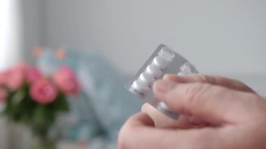 Acı çeken yaşlı kişi tıbbi bir tedavi için ilaç alıyormuş. Hasta kişi tıbbi tedavi görüyor..