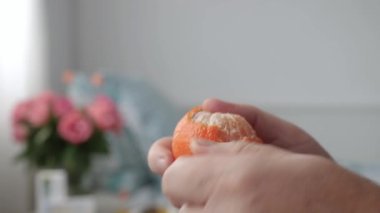 Aç Kişi Clementine soyup yiyor, Tatlı ve Lezzetli Egzotik Meyve.
