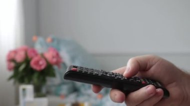 Çekimi Bir Elle Kapat TV kanallarını uzaktan kumandayla değiştir, Kablosuz Teknoloji kullanan bir Elektronik Medya Aygıtı.