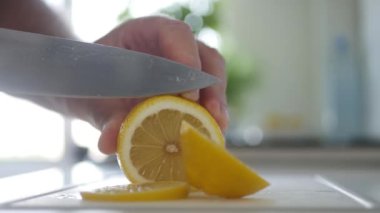 Lezzetli bir taze limondan sulu bir dilim kesmek. Doğal ve Sağlıklı Beslenme. Meyve ve Vitaminli Vegan Diyet.