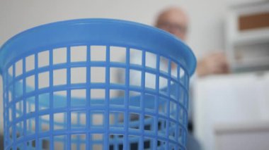 Buruşuk Kağıt Sayfaları Çöp Kutusuna Atan Kişi. Ofiste Kağıt Atıkları Toplanıyor. Kağıt Çöpü Toplama ve Yeniden Kullanma.