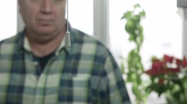 Odada Işıkları Açan Bir Kişi. Man, evdeki Led Ampulünü Açan Işık Anahtarı Kordonunu Çekiyor.