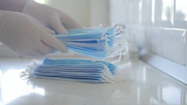 Doktor 'un Elleri ile Yakın Çekim Hastanedeki Yeni Koruyucu Yüz Maskeleri ile Paketi Kontrol Etme.