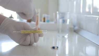 Termometre ve İlaç Tedavisi İçin Tıbbi Gerekli Sıcaklık derecelerini belirten Doktor.