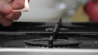 Mutfak sobasının ateşini yakmak gazı açmak ve kibrit kullanmak. Calor Gaz Kullanımına Başlayan Adam Kibrit Kullanıyor.