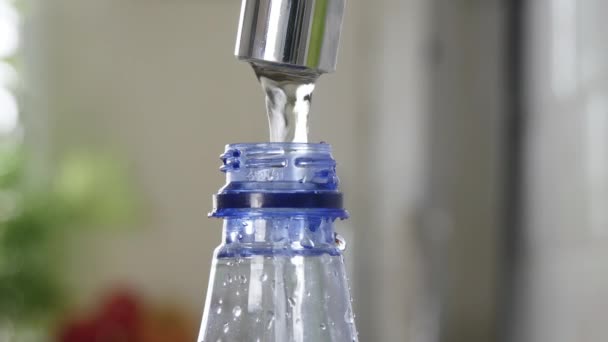 Eine Plastikflasche Mit Süßwasser Füllen Wasserreserven Zum Empfänger Machen Wasserwirtschaftliches — Stockvideo