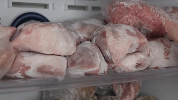 Der Mensch Macht Reserven Aus Gefrorenem Fleisch Der Tiefkühltruhe Gefrorene — Stockvideo